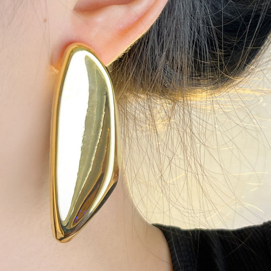 Asymmetric oversize gold stud earrings